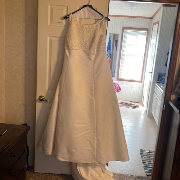 Michaelangelo Dresses & Skirts - Wedding dress (off white) with long train